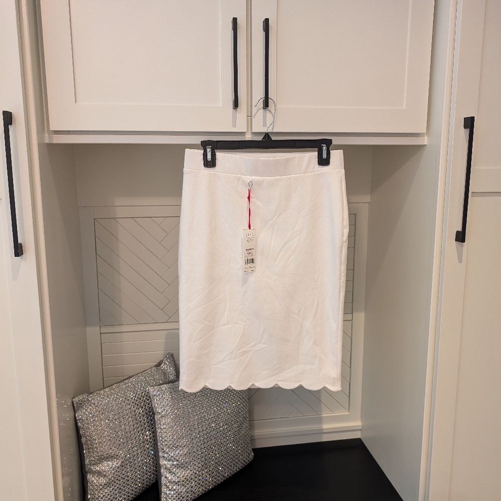 Women's NWT Elle White Pencil Skirt